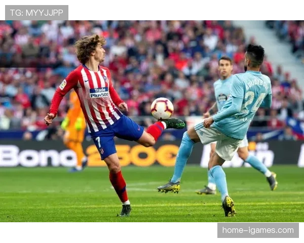 特写：马竞前锋格列兹曼任意球直挂死角，奥布拉克振臂庆祝